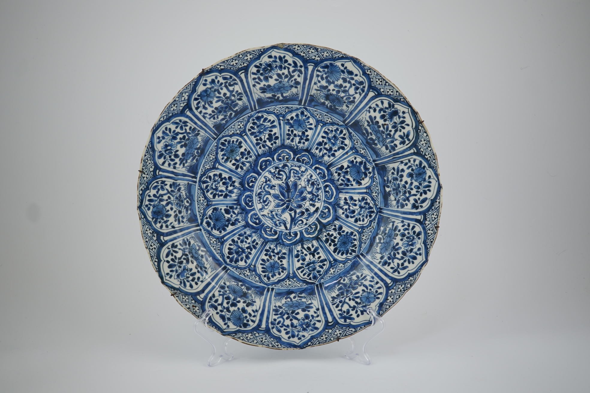 A Chinese blue and white charger, Kangxi period (1662-1722)